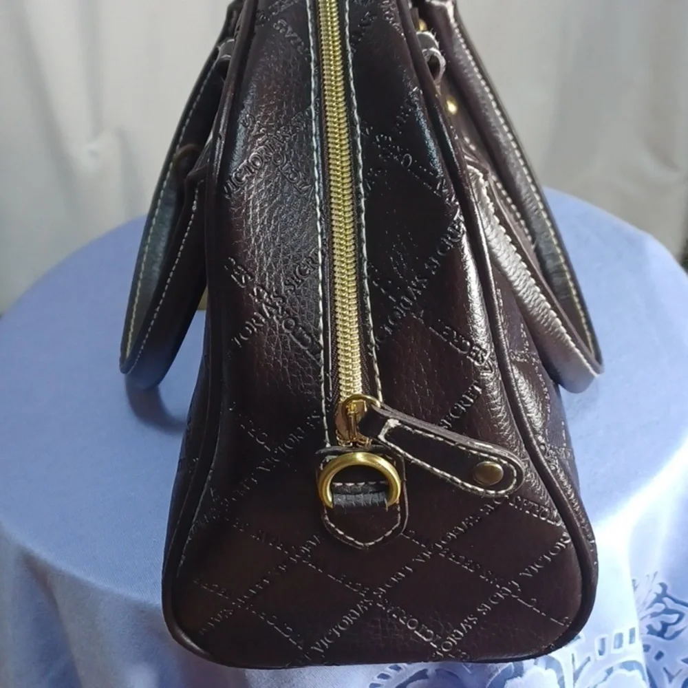 VICTORIA SECRETS WOMANS PURSE IN A BEAUTIFUL BLACK ⚫️